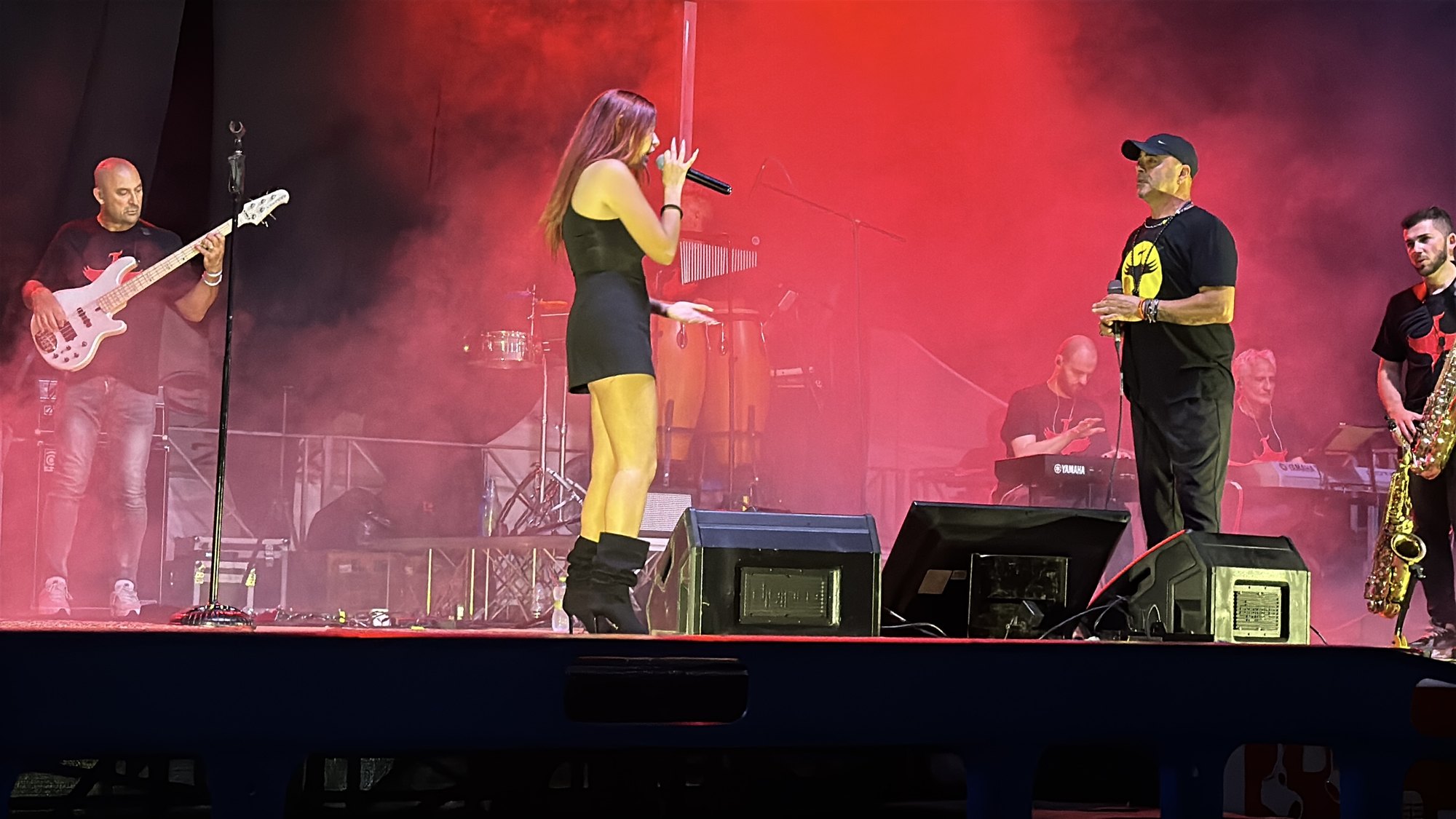 Giulia Pagano canta con la band, luci rosse