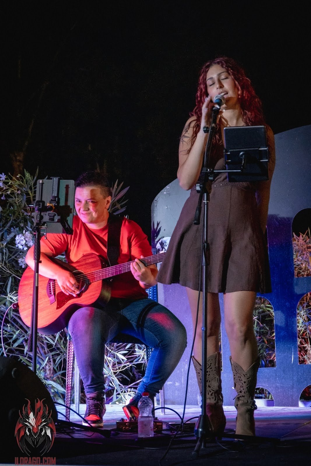 Giulia Pagano in concerto con un chitarrista