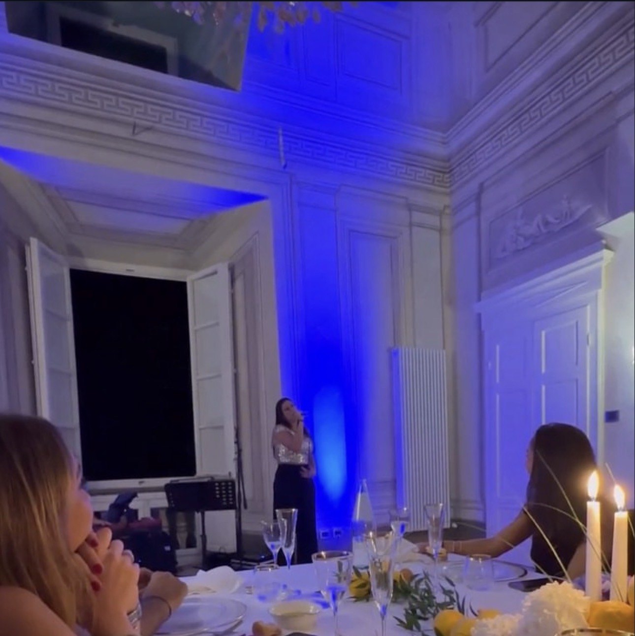 Giulia Pagano canta a un evento privato