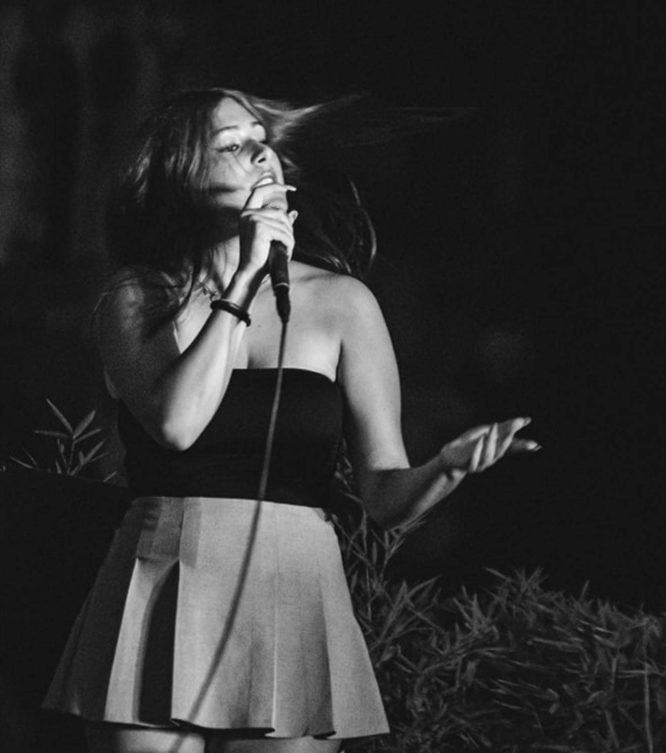 Giulia Pagano canta sul palco, in bianco e nero