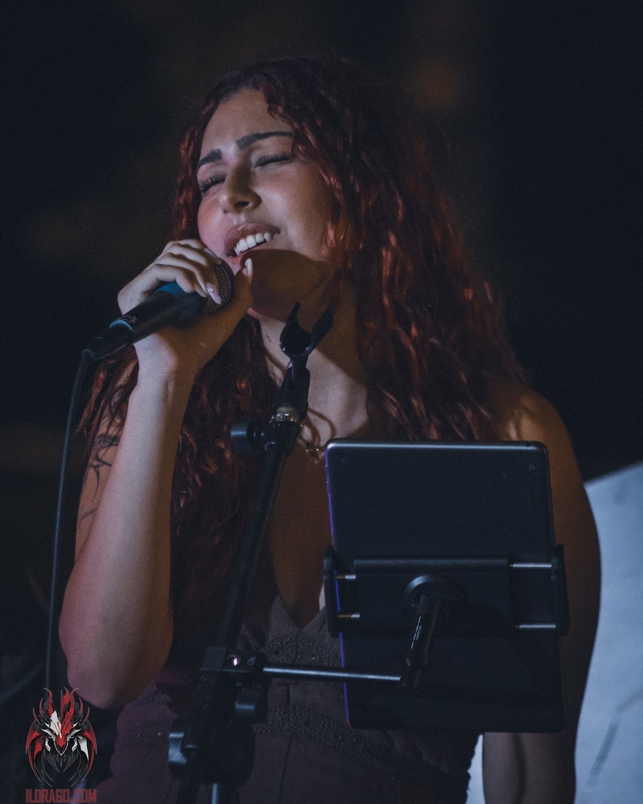Primo piano di Giulia Pagano mentre canta